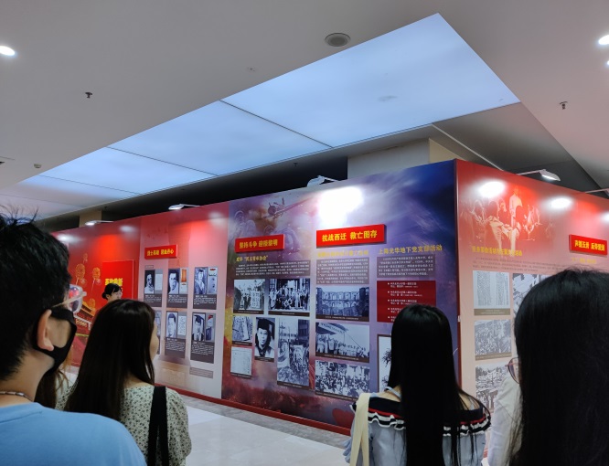 成人小说
2021级新生参观““党旗引领铸辉煌—庆祝中国共产党成立100周年”主题展览