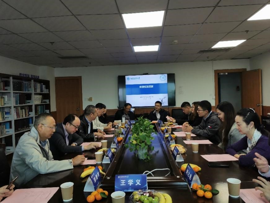“欢迎校友回家”成人小说
举行首次校友返校活动