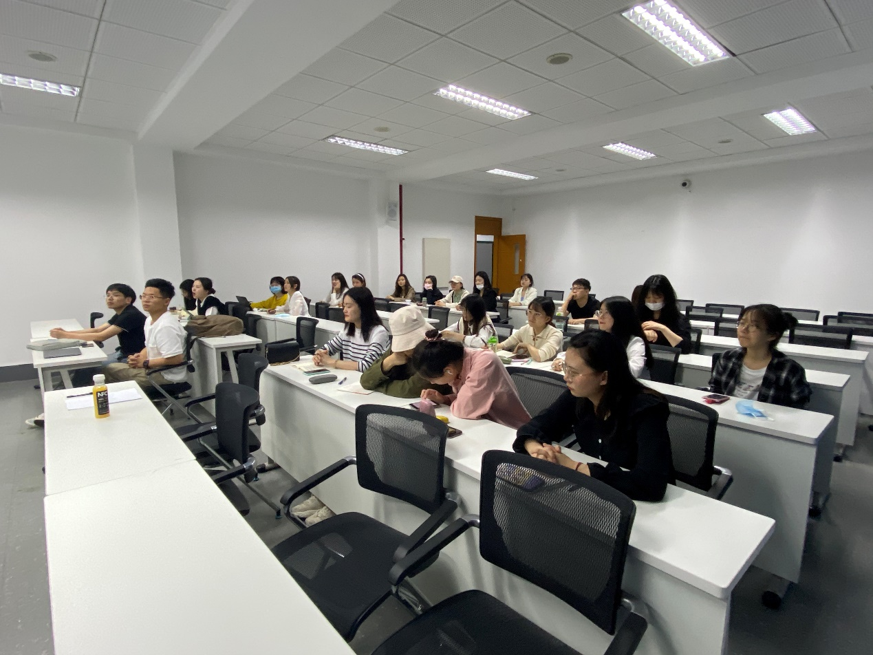 哥伦比亚大学高琴教授为成人小说
师生开展线上专题讲座