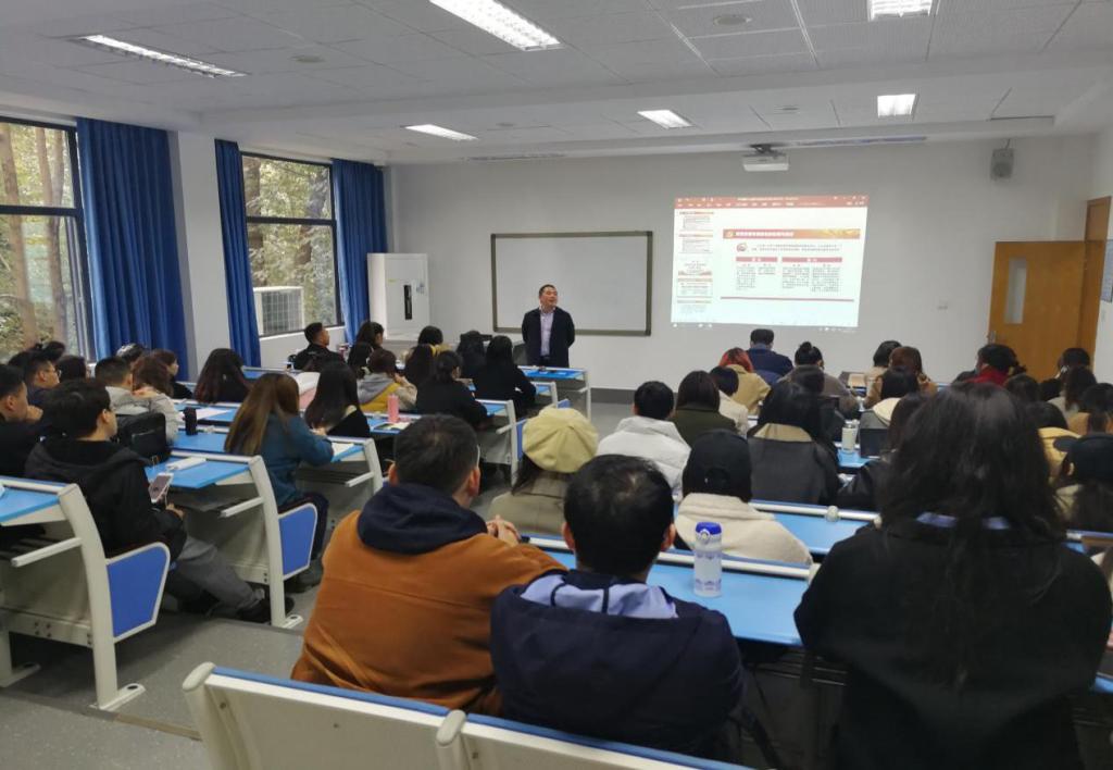成人小说
副院长邓湘树为师生讲授思想政治理论专题课